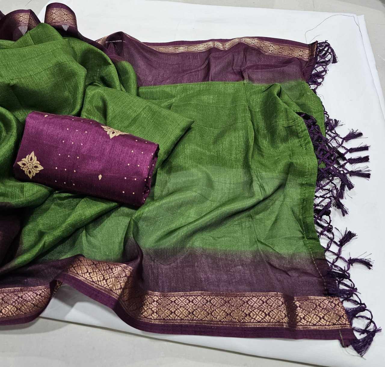 Women's Green Super Dola Chex Zari Saree with Rich Zari Weaving Border & Running Jacquard Blouse