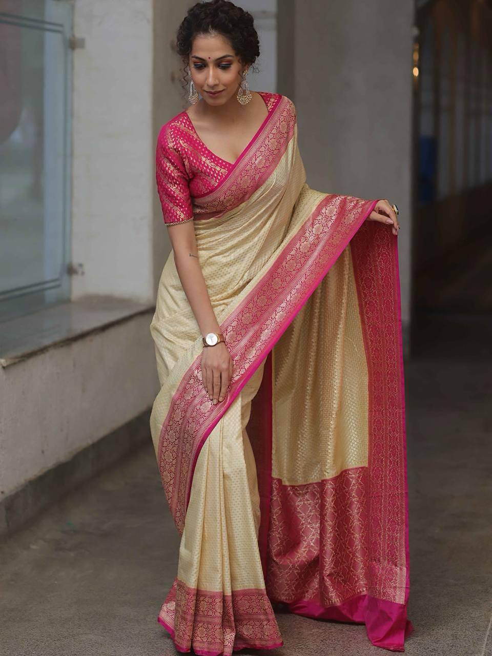 Elegant Banarasi Silk Saree with Contrast Pink Border and Brocade Blouse