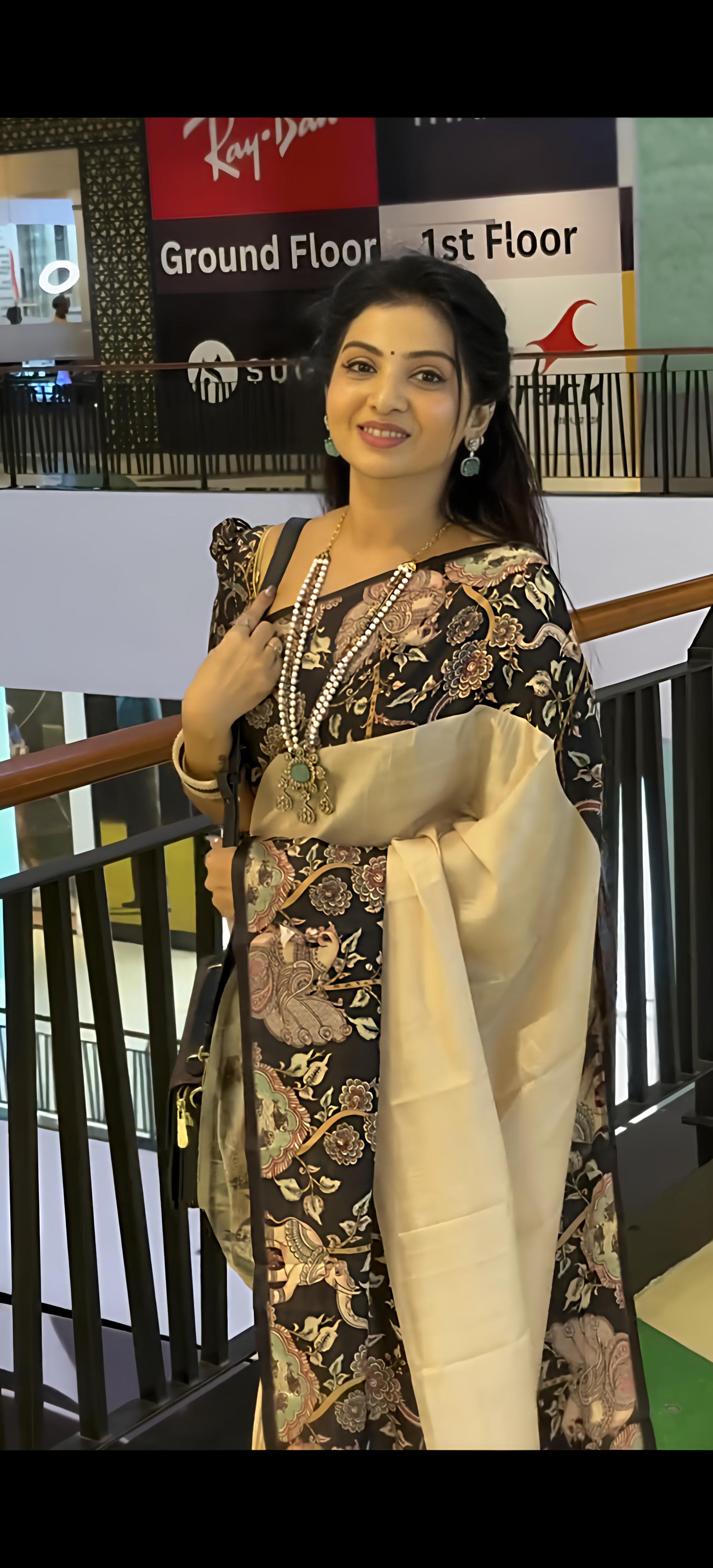Laxmi Hathi Gajraj Handloom Tussar Silk Saree with Printed Blouse & Tassel Pallu