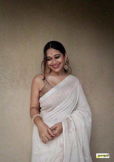 Elegant Off White Handloom Saree with Woven Border