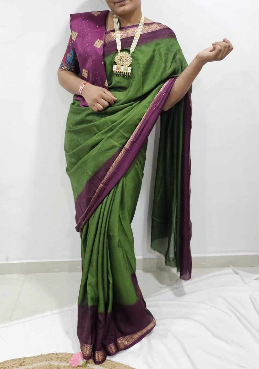 Women's Green Super Dola Chex Zari Saree with Rich Zari Weaving Border & Running Jacquard Blouse