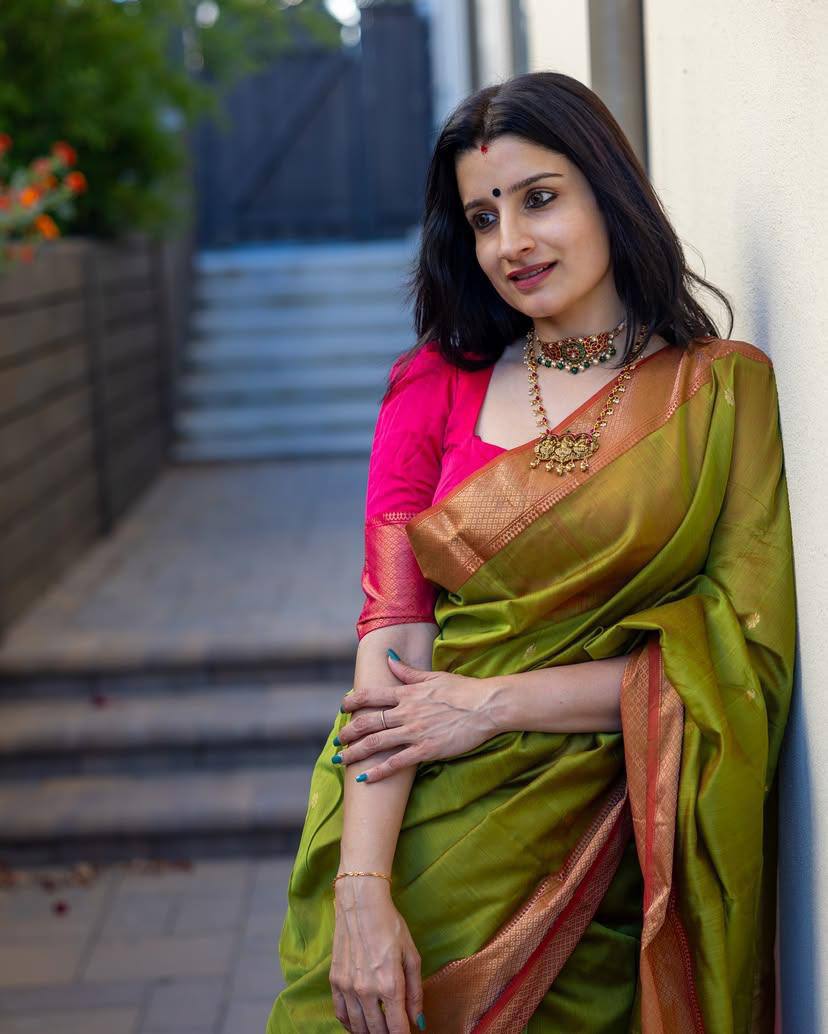 Traditional South Indian Silk Saree with Contrast Border and Blouse Piece Green and Pink