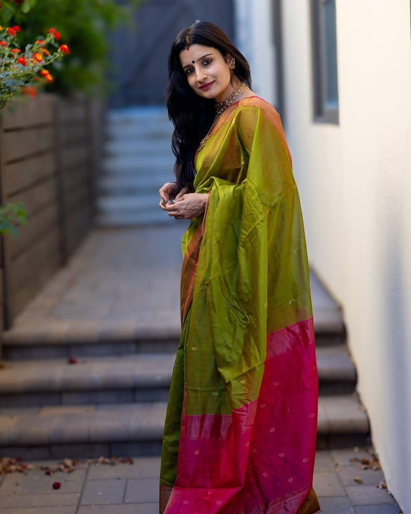 Traditional South Indian Silk Saree with Contrast Border and Blouse Piece Green and Pink
