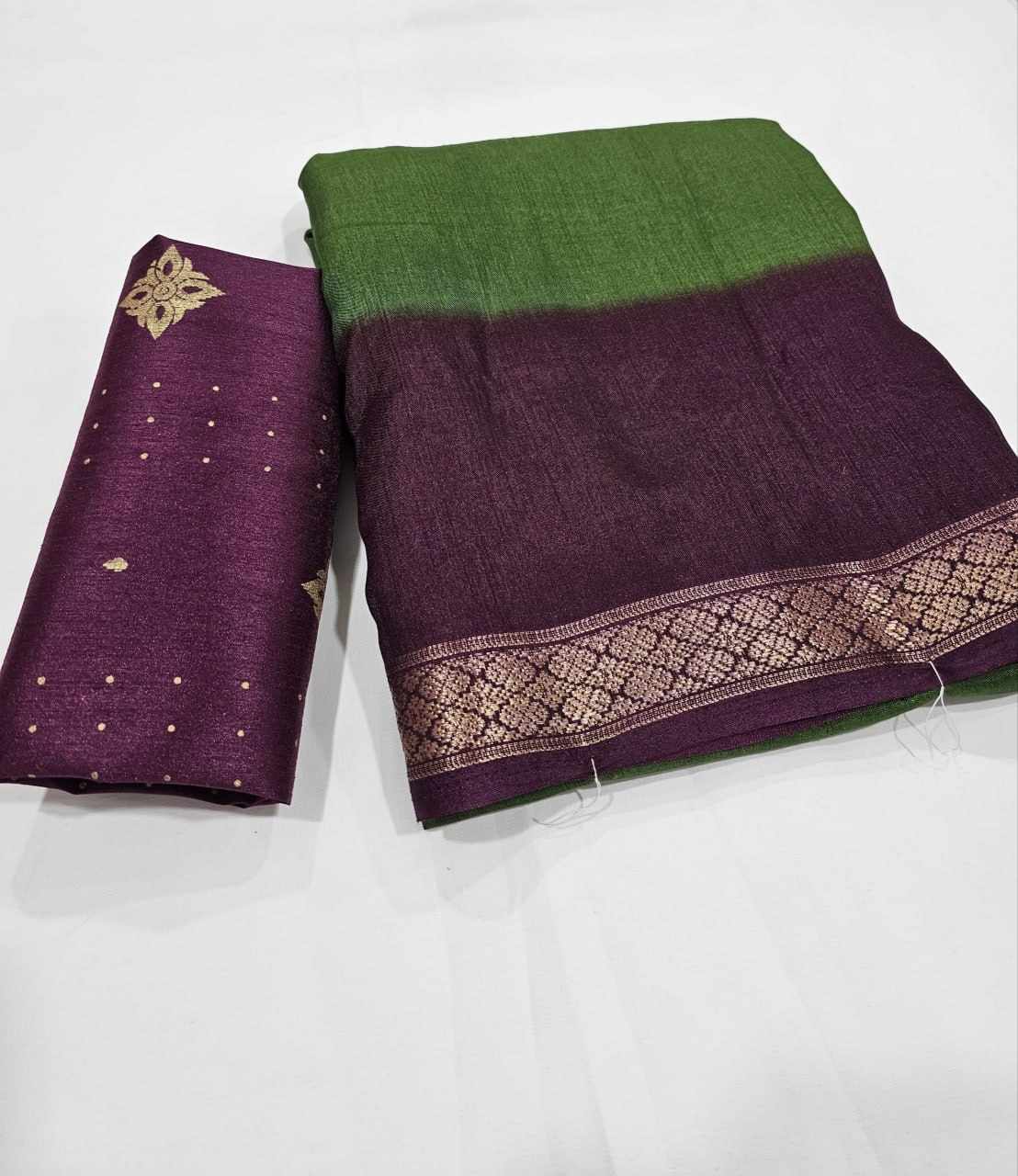 Women's Green Super Dola Chex Zari Saree with Rich Zari Weaving Border & Running Jacquard Blouse