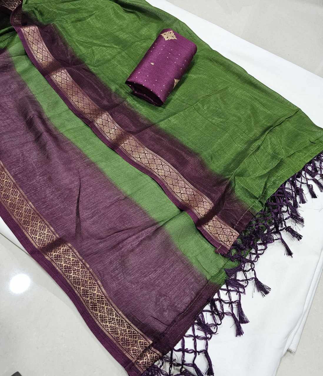 Women's Green Super Dola Chex Zari Saree with Rich Zari Weaving Border & Running Jacquard Blouse