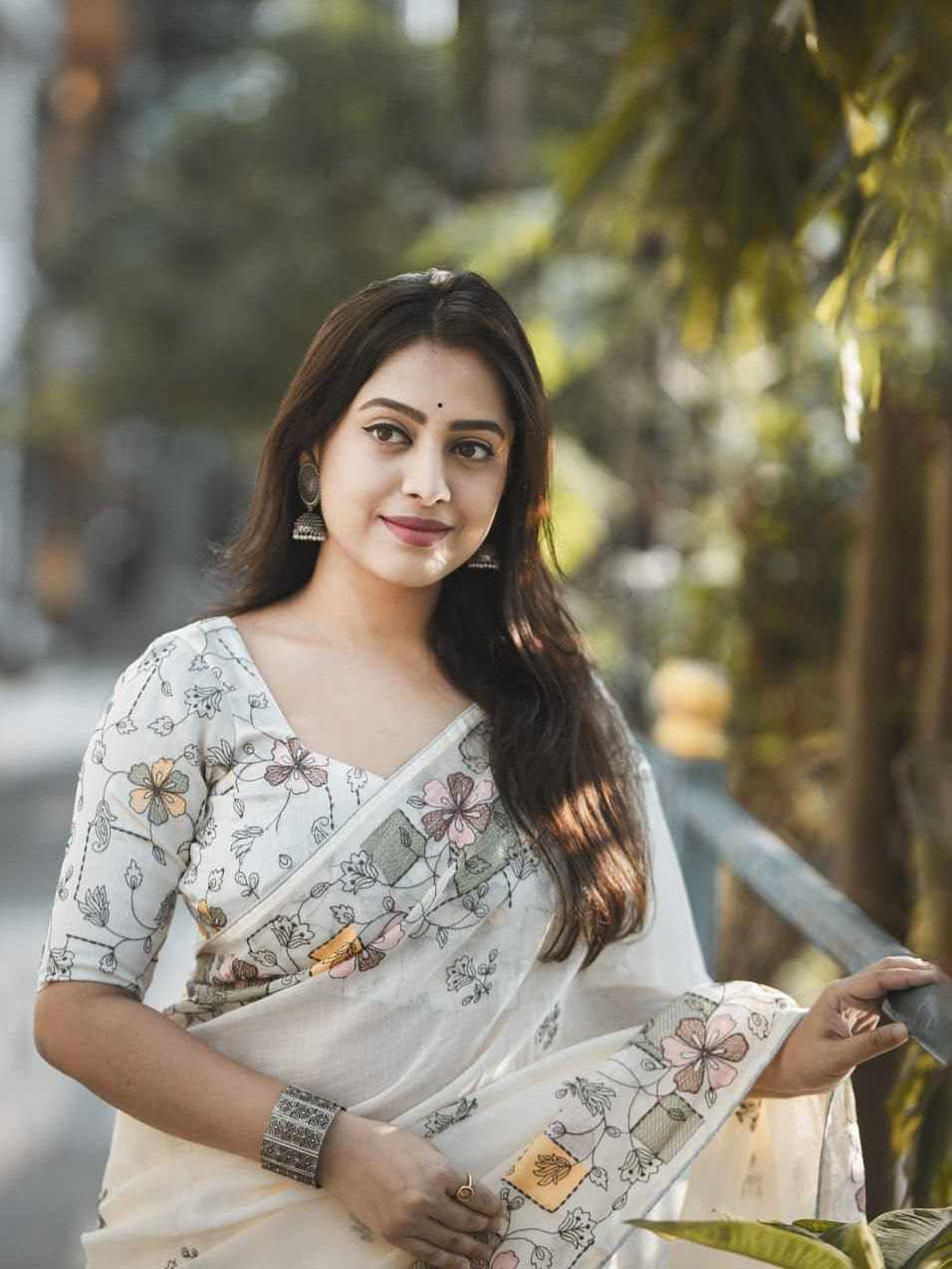 Women's Cotton Digital Print Saree with Floral Border & Printed Blouse – Cream